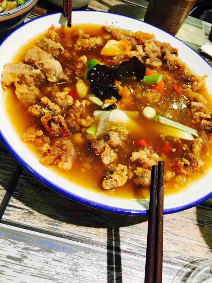 【酸辣里脊】很喜欢吃湟源里脊,菜一上来就把底料浇在刚出锅的里 