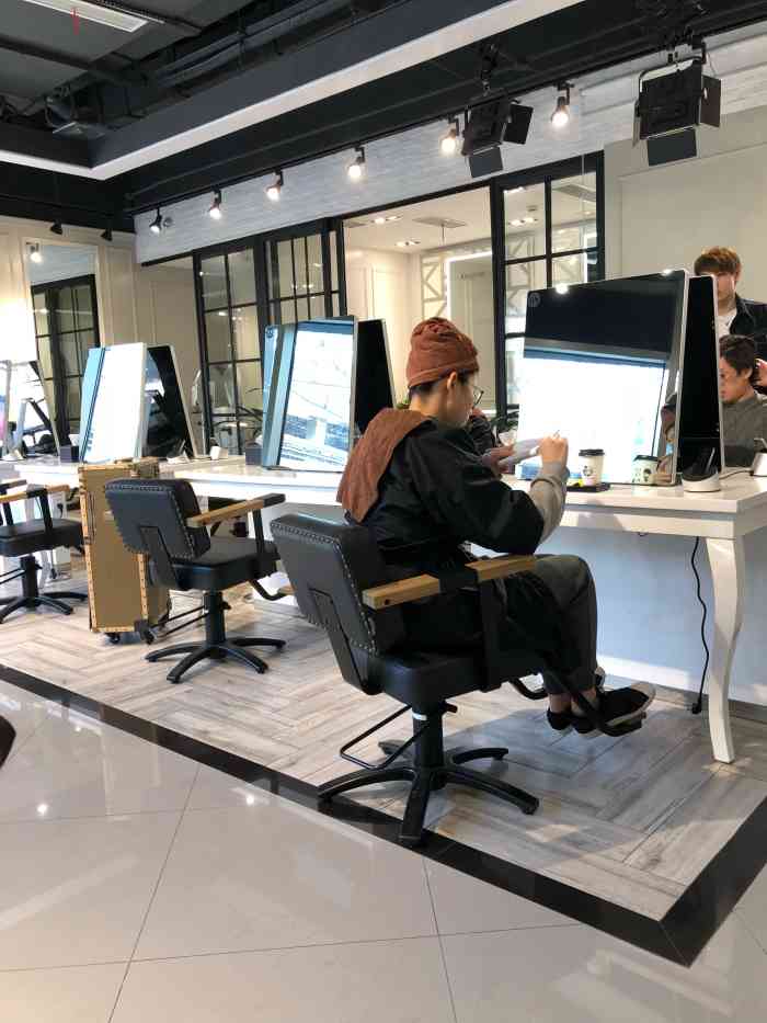 东瀛国际造型(三里屯soho店)-"【项目】烫发理发师认真 细致,店面环境