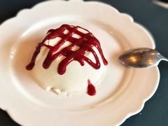 牛奶布丁配混合树莓意大利黑醋酱-Fiume福弥意大利餐厅