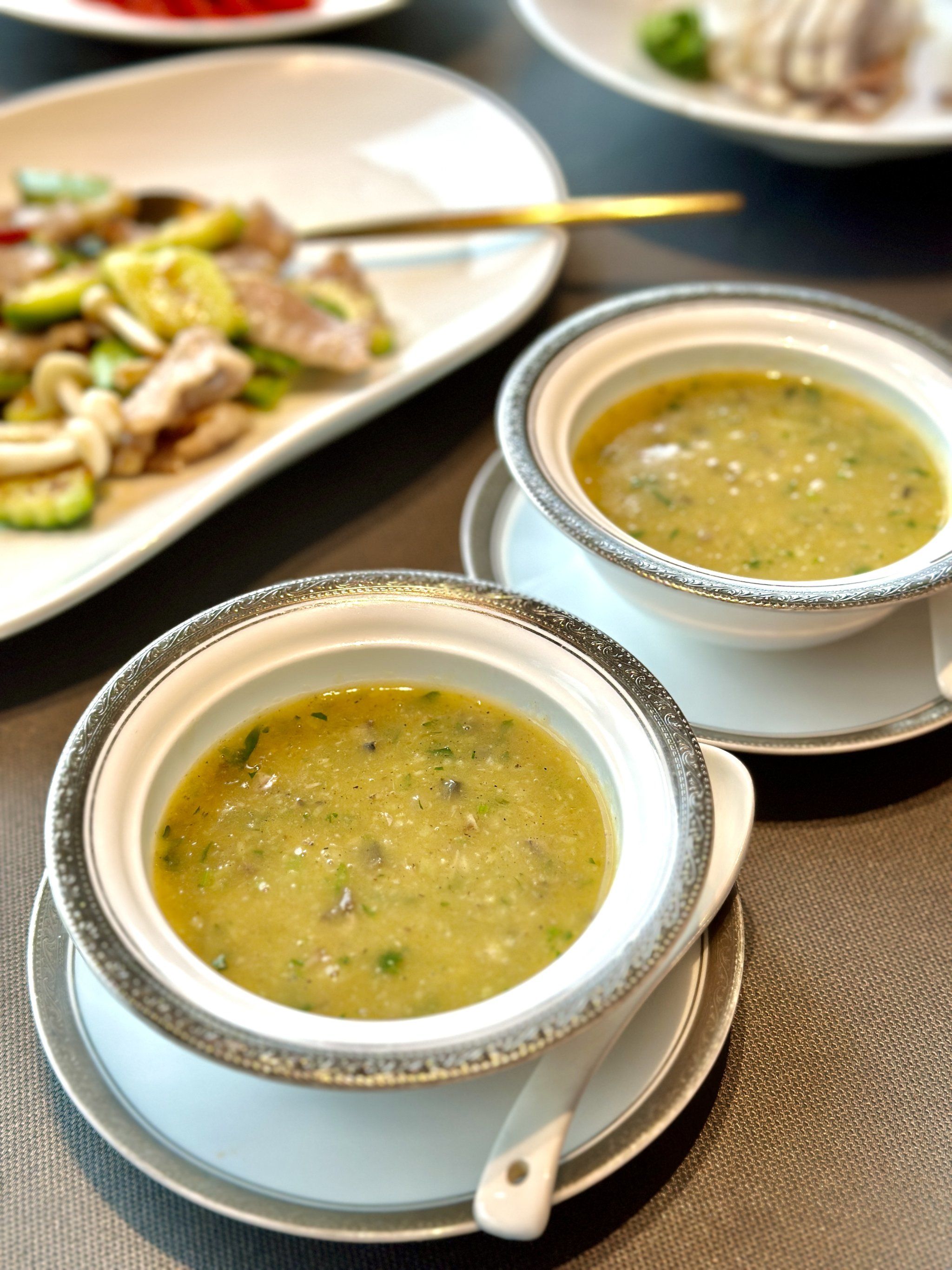 边的,风景很好
菜品也是精致的很,摆盘精美,口味超赞
朱桥甲鱼羹