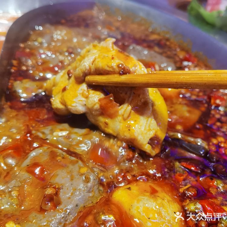 霓虹闪烁的正宗重庆火锅店