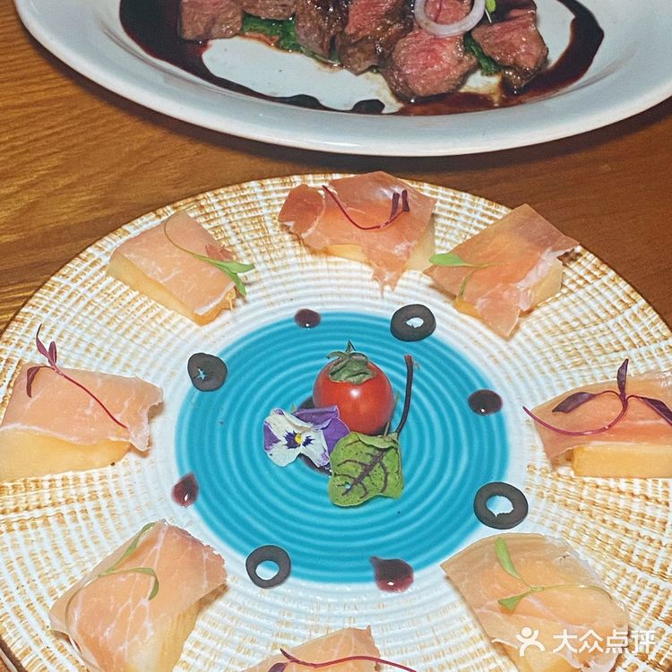 不是，这么漂亮的玫瑰花海餐厅到底谁在吃饭❗️ 