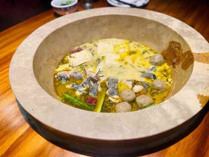 仙鱼石缘蒸汽石锅鱼(东方之门店)-"第一口感到很鲜美,滋补汤锅底,白白