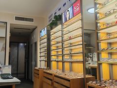 -优医视平价眼镜蔡司依视路折扣工厂店(十里堡店)