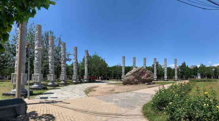 万丰公园-"挨着和谐银座商城,在马路西边,入口要走到.