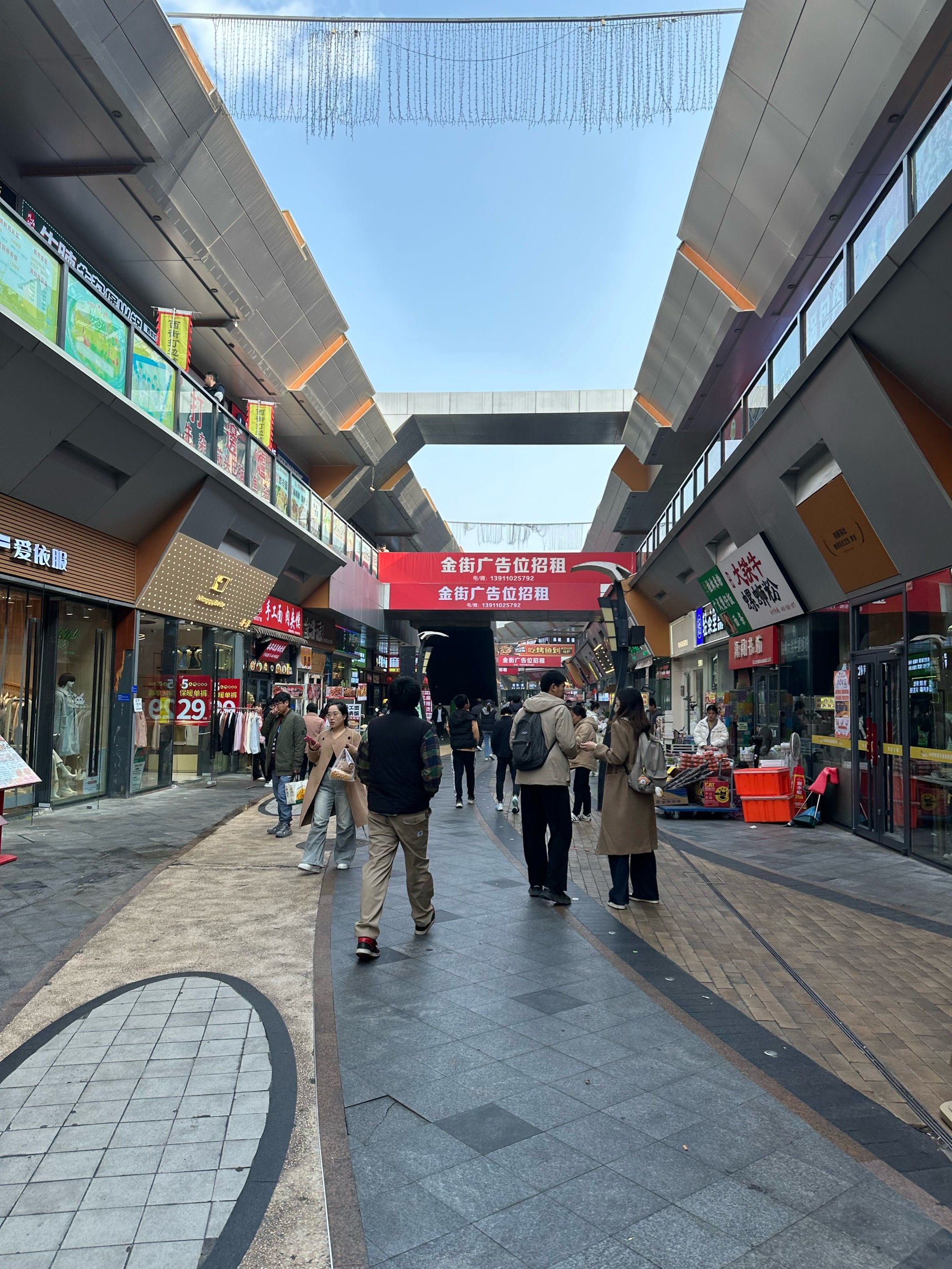 商业街的热闹时光