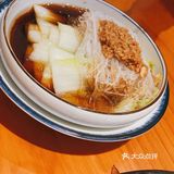 都是带皮的，但是皮很烂，一点也不难嚼