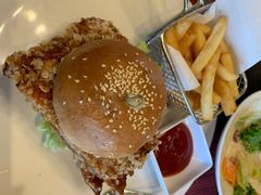 鸡排汉堡配香脆薯条-WOLFGANG PUCK KITCHEN & BAR(迪士尼小镇店)