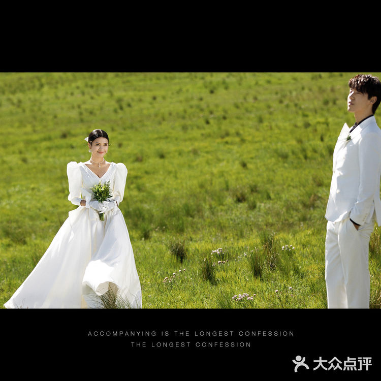 在广袤无垠的草原上来一组绝美婚纱照吧[加油]