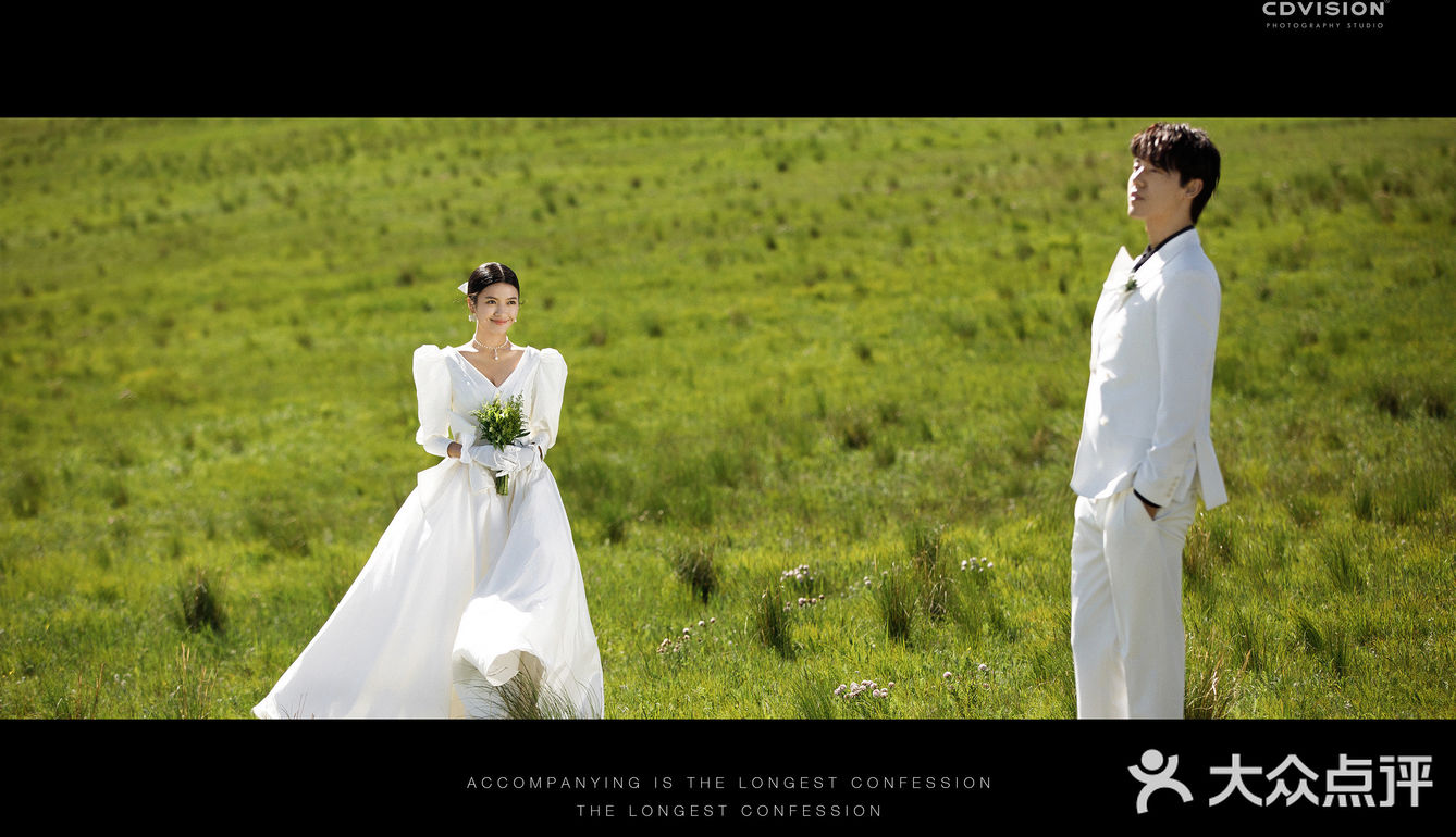 在广袤无垠的草原上来一组绝美婚纱照吧[加油]