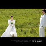 在广袤无垠的草原上来一组绝美婚纱照吧[加油]