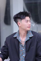 -一家只做男发烫染的店