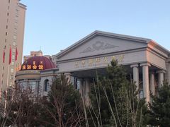 -乌兰湖畔草坪轻奢营地