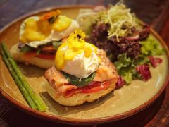 招牌班尼迪克蛋配烟熏三文鱼-MIKAKU(万达广场上海宝山店)