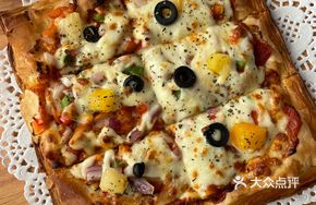 Orleans Chicken Crispy Pizza