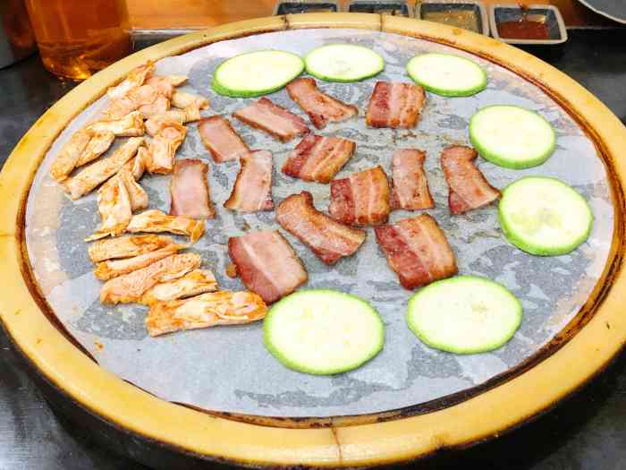滇沄汇云南石板烤肉-"名字有点特殊,营业时间也是从下午三点开始.