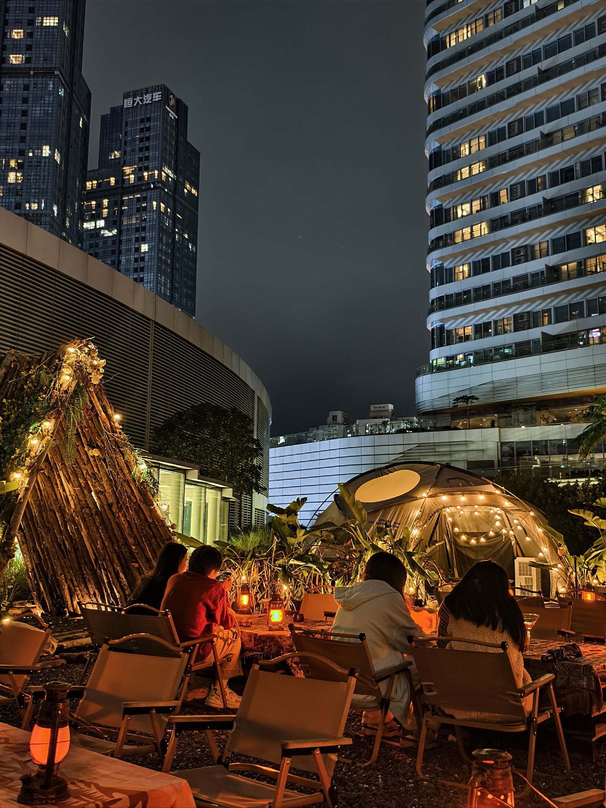 在来福士商场的空中花园,晚风融入夜色的小聚会