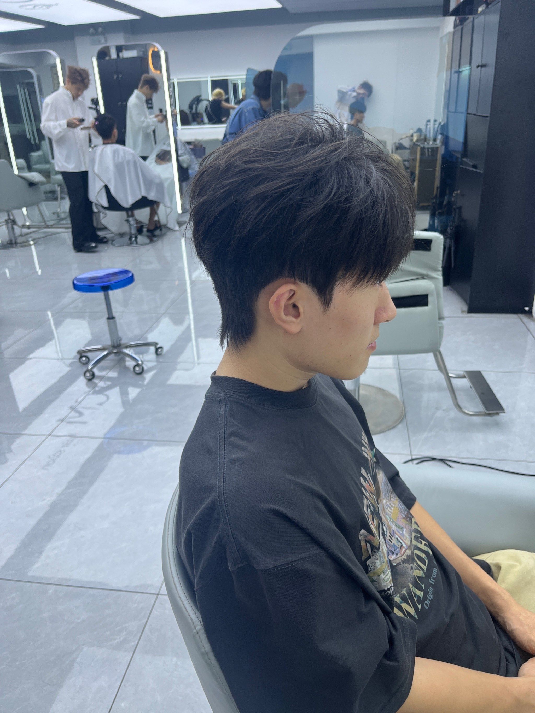 这款发型简直是为小巧玲珑脸型的男士量身定制的,可爱又时尚,绝对让你