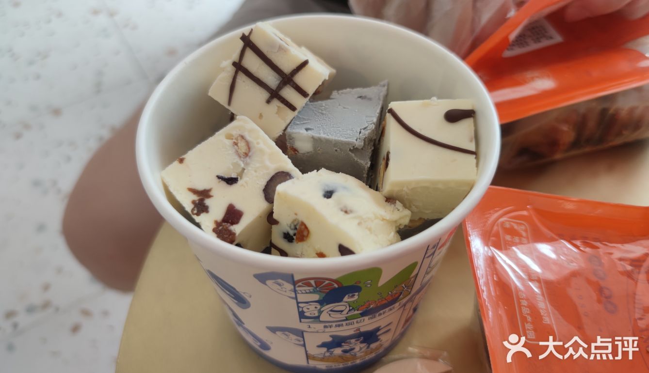 江汉路这家从三亚来的炒酸奶店子装修太梦幻了吧