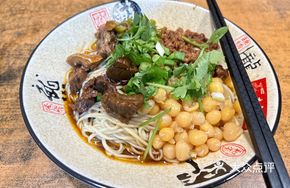 Spicy Beef Dry Noodles with Peas