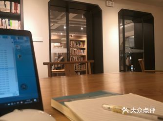 在老体育场边上，非常有人文氛围的小图书馆