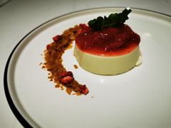意大利香草奶冻配鲜草莓酱-K·Kitchen KK牛扒厨房(江南西店)