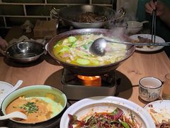 -帅巴人舅母子腊蹄民俗村