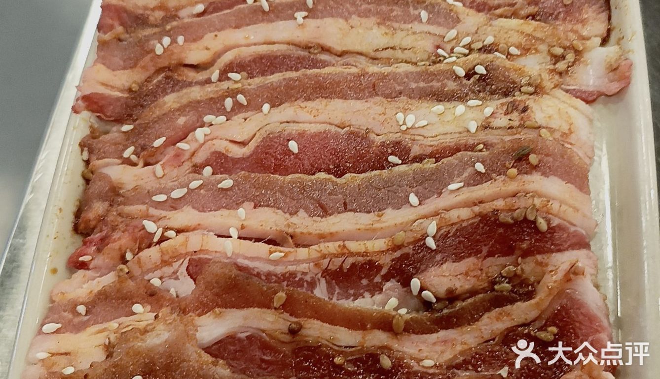这一桌肉，我一个人都吃完了！
