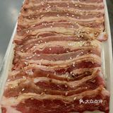 这一桌肉，我一个人都吃完了！