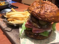 双蛋指椒牛肉汉堡-魏斯理汉堡(西安沣东吾悦店)