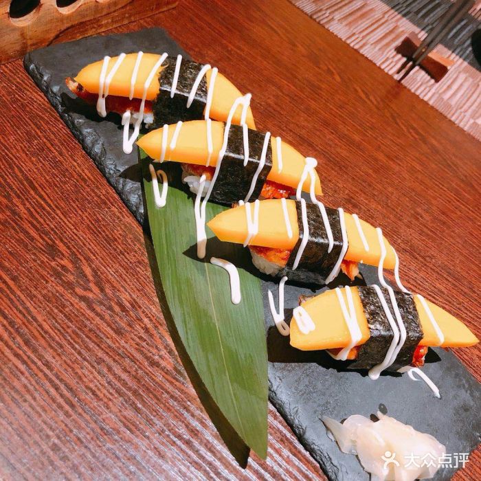 芒果鳗鱼寿司图片