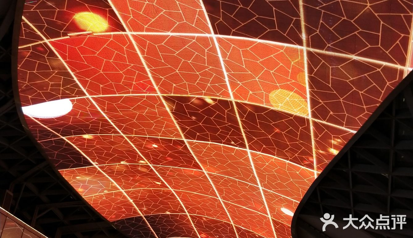 美食、商场,茶饮都有,最重要的是,徜徉在银河里