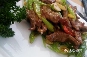 Spicy Stir-fried Yellow Beef with Green Chili