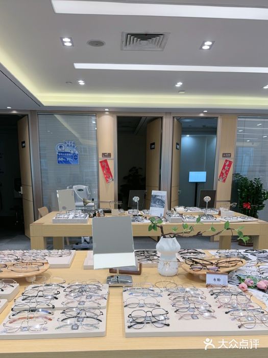 Eziwish眼镜·蔡司授权店图片