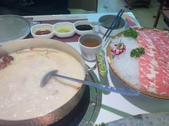-洪氏嗨捞·广东猪肚鸡·椰子鸡火锅(西咸万象城店)