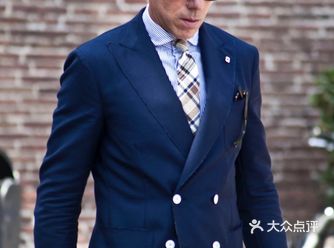不那么跳戏的话，我的建议是定制或挑选驳领宽度稍窄