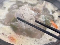 -正宗镇雄酸汤猪脚妙可火锅店