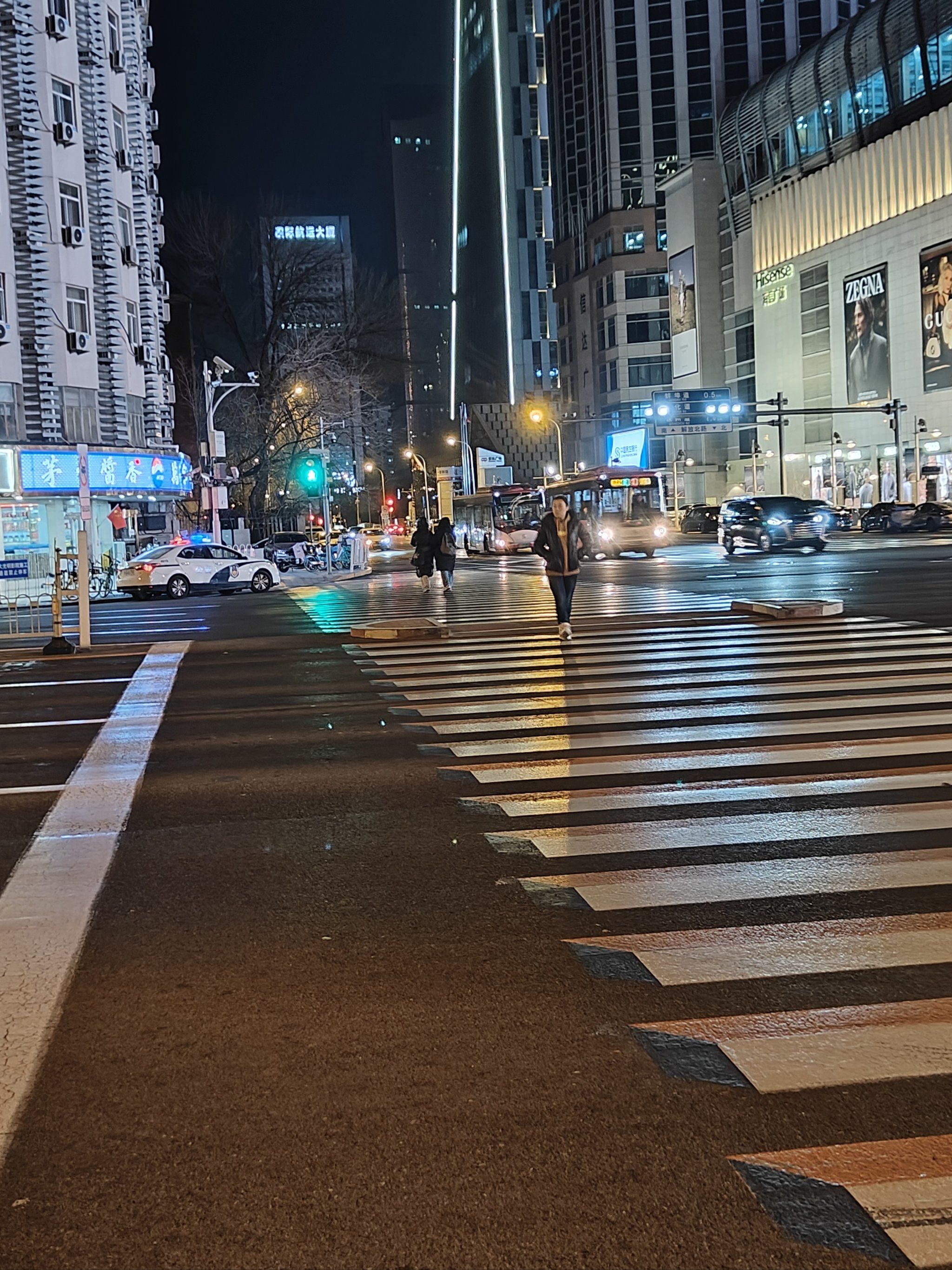 夜晚的繁华街头