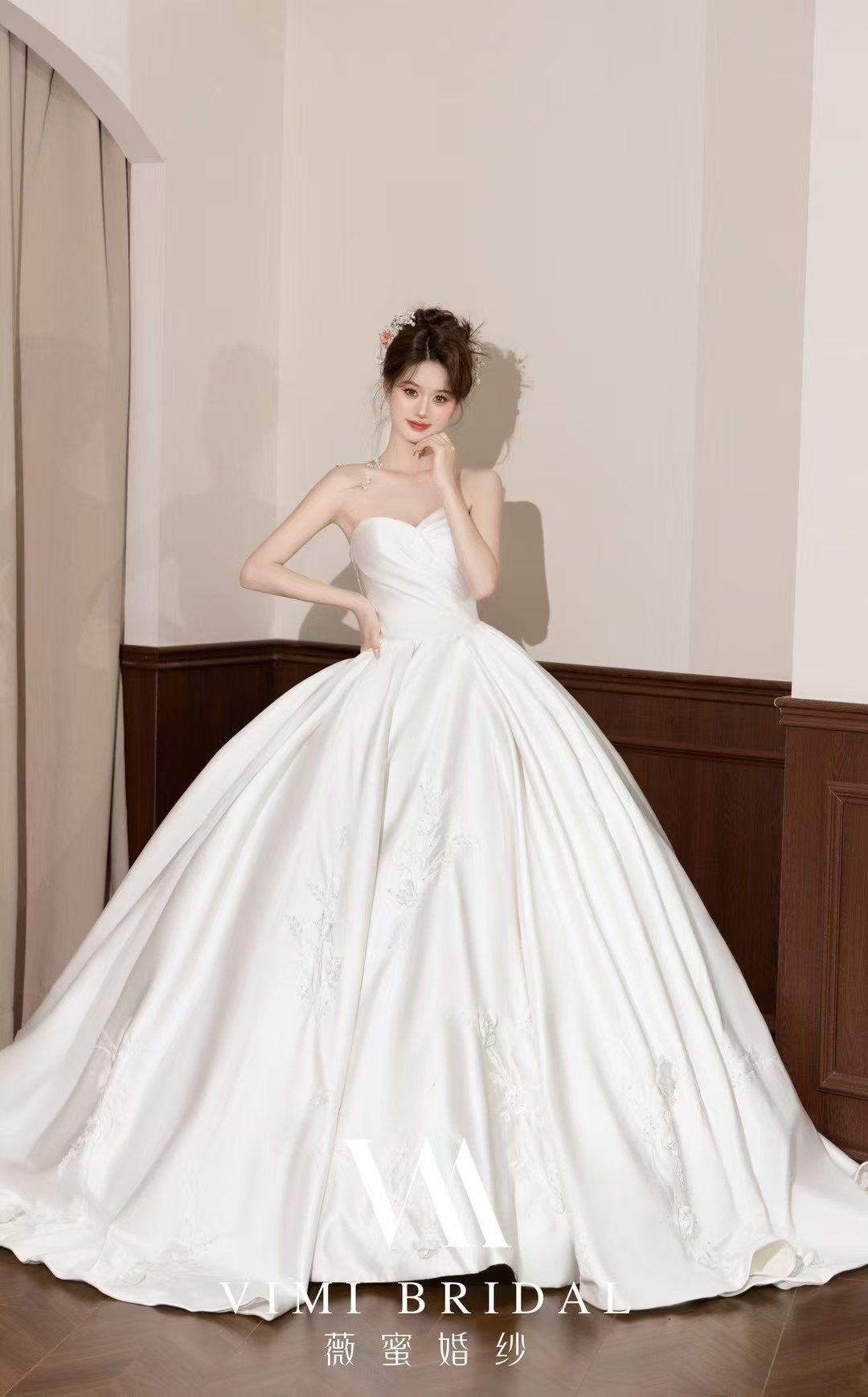 永不过时的抹胸缎面婚纱 💕