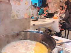 浓厚原只鸡煲花胶汤-鲜入围煮花胶鸡海鲜火锅