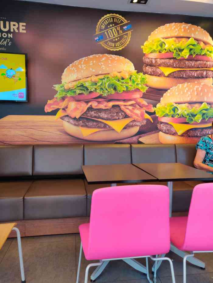 麦当劳叔叔在泰国,以双手合掌的手势欢迎每位顾客,这pose成为了热门