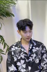 -一家只做男发烫染的店
