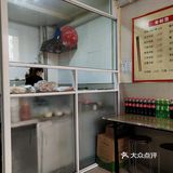 屋内环境干净整洁。特别喜欢吃她家的酸辣米粉和炸石蛋