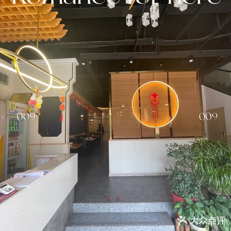 他们家的酸菜鱼火锅很正宗，微微麻辣，巴适得很