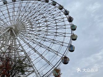 吃喝玩乐都有了，停车方便，去的时候带了滑滑车门口买的