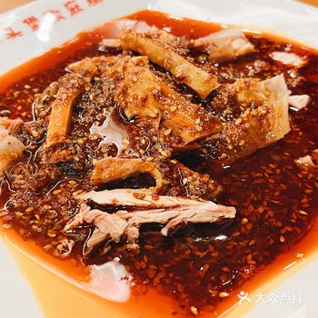 一只养了十几年的鸡开进了服务区