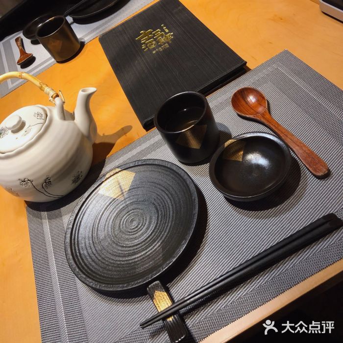 文三酒肆自助放题(新街口友谊广场店)餐具摆设图片
