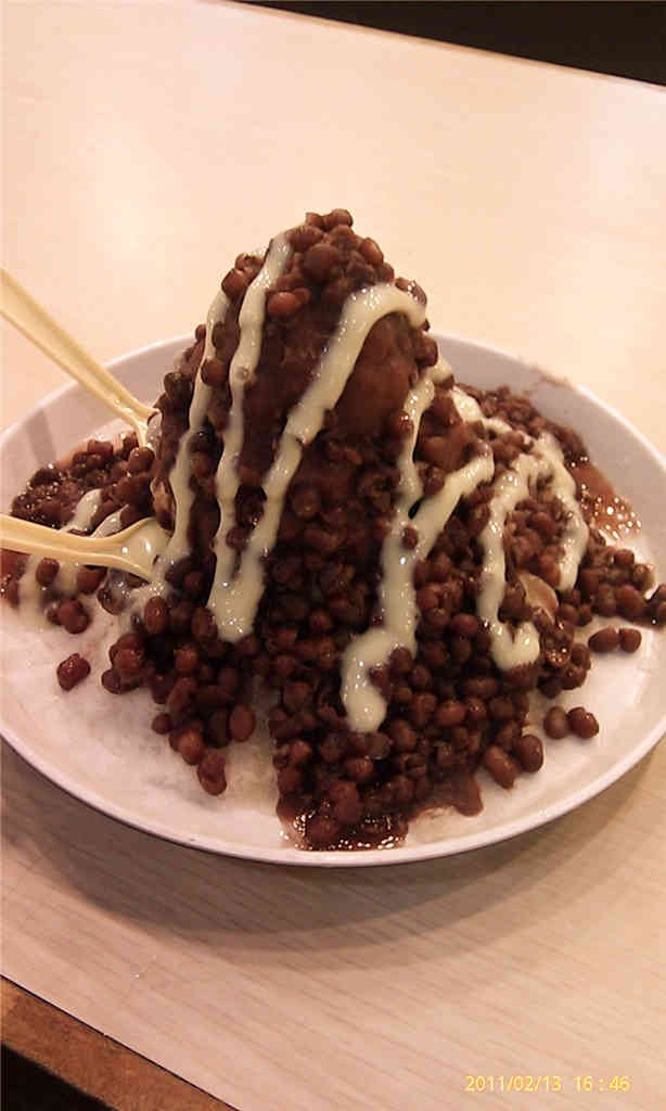 红豆冰山真的不错,超喜欢吃,上面还加上炼乳.