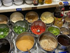 自助调料区-两三事小郡肝串串香火锅(桂庙店)