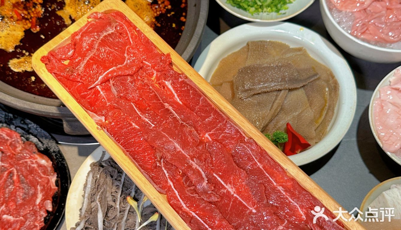 家人们，谁懂啊？火锅店里看到了潦草小狗